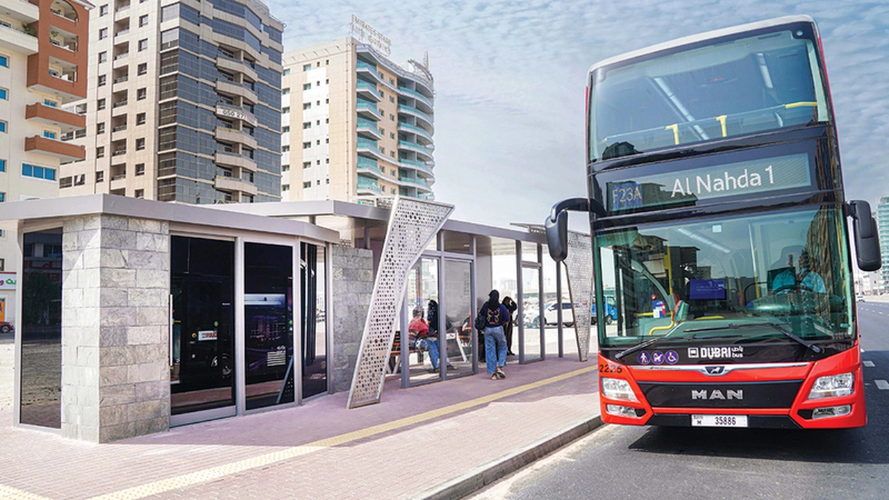 هيئة الطرق والمواصلات في دبي تُنجز 726 مظلة مجهزة لخدمة الركاب